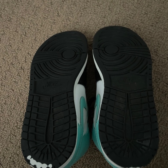 Air Jordan 1 Mid  Size 5 Youth - Picture 5 of 5